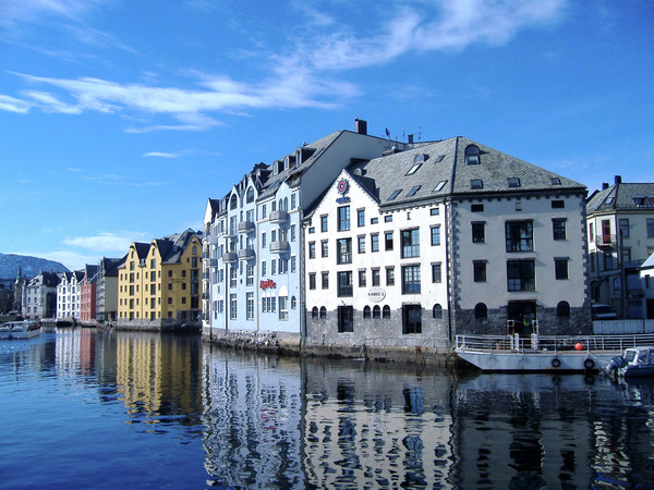 NOAES - Alesund - Harbour - Andrea Giubelli - Visitnorway.com.jpg